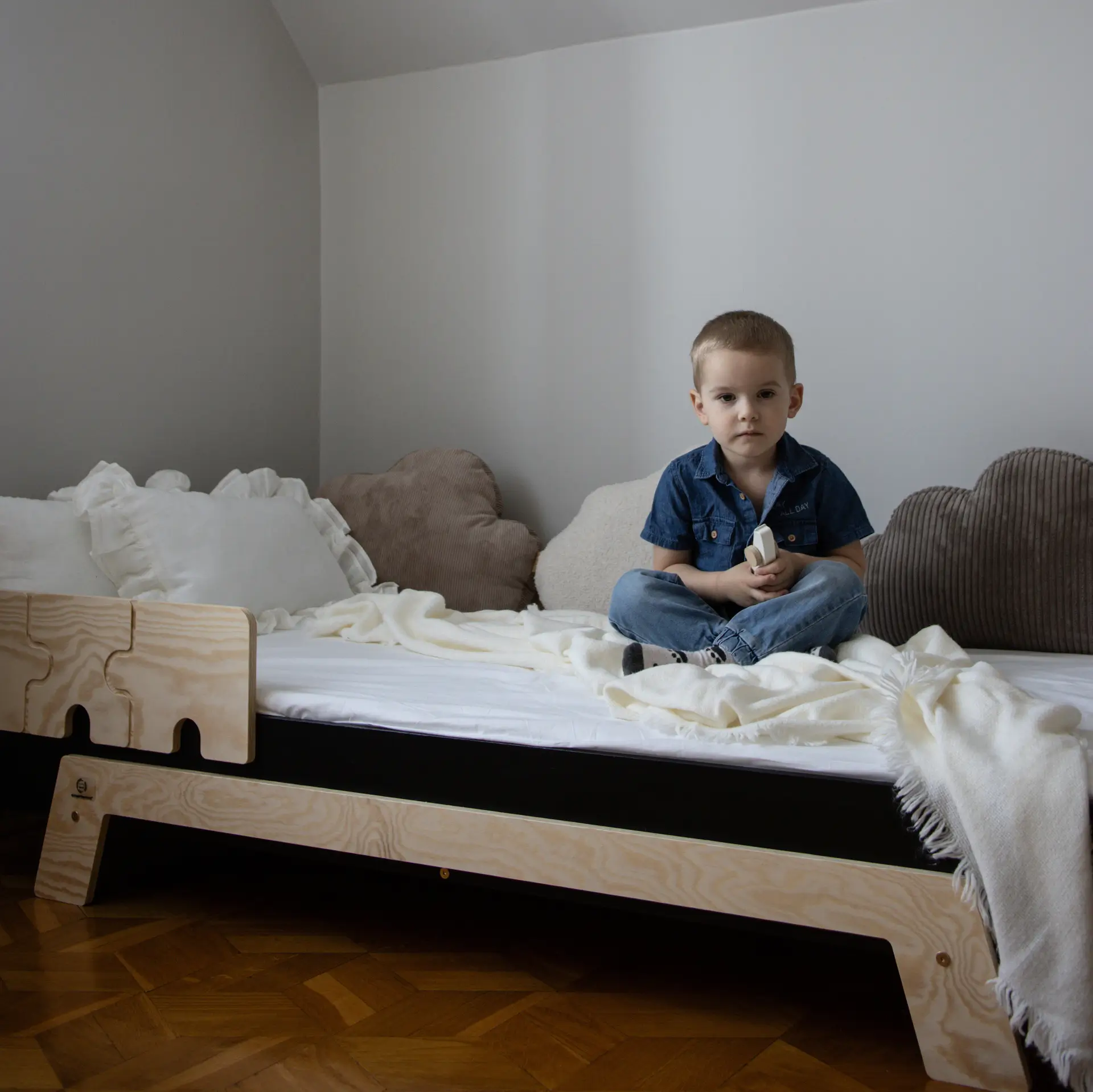 Łóżko pojedyncze dla dzieci z barierką i stelażem PUZZLE BR1 Montessori Drewniane